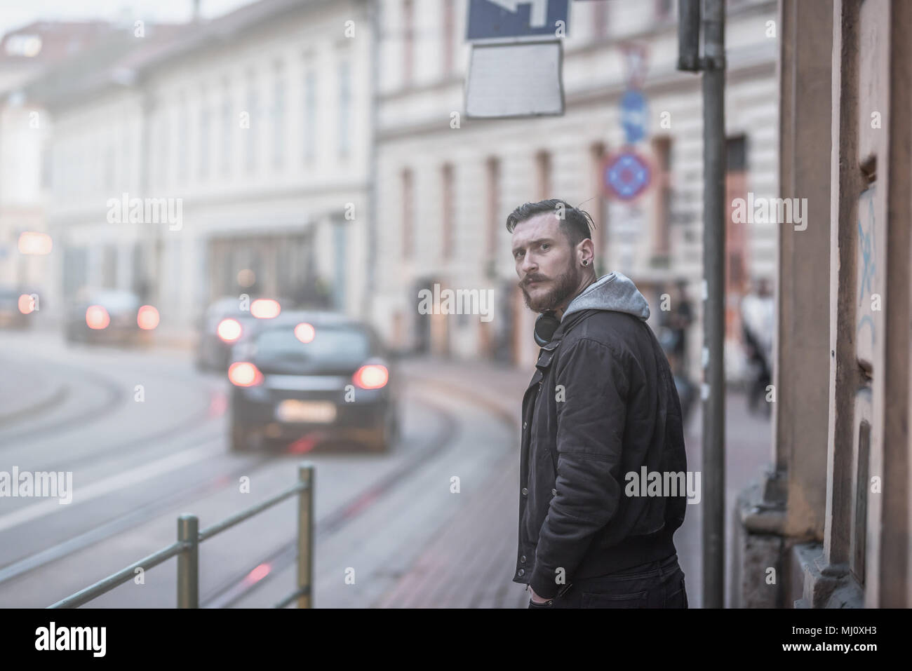 Porträt von einem gutaussehenden jungen Mann hipster im städtischen Umfeld. Stockfoto