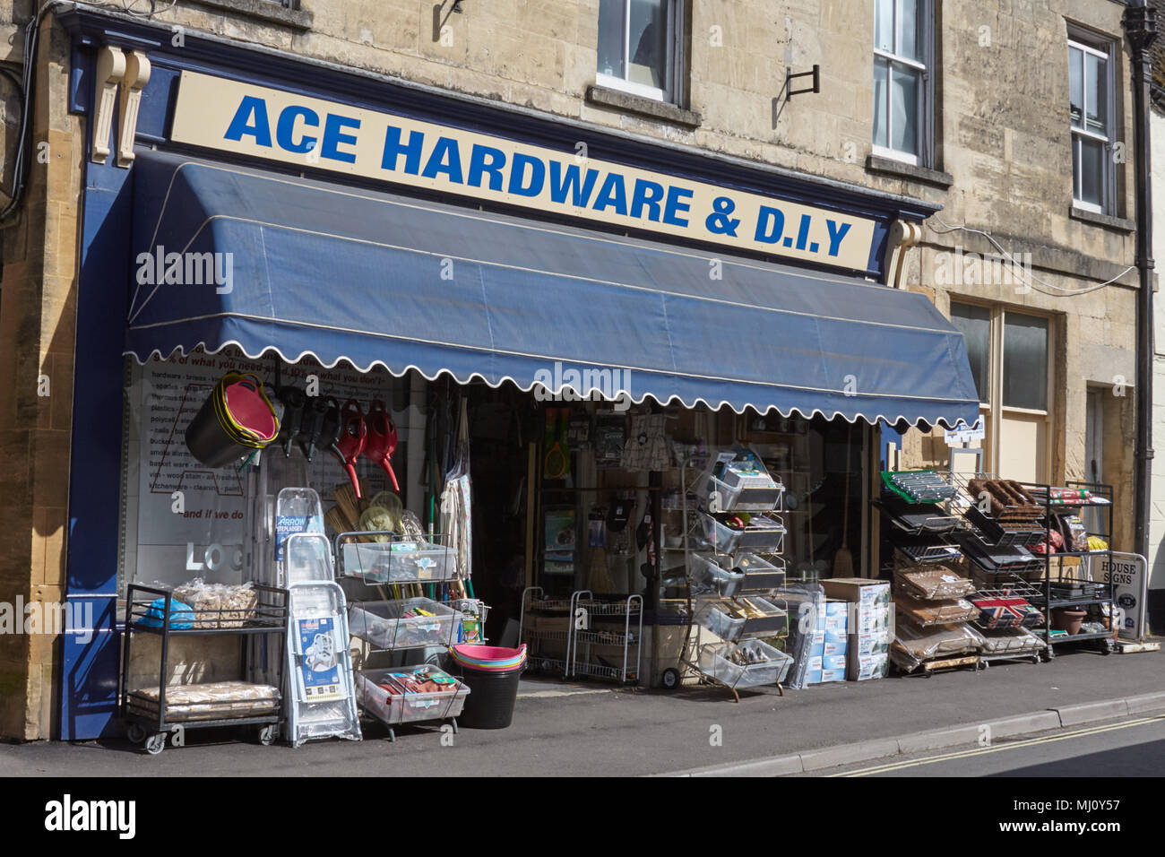Traditionelle/retro style hardware Store im Zentrum der Cotswold Stadt Winchcombe, Gloucestershire. Stockfoto