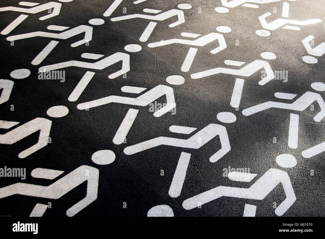 Fußgängerüberweg Zeichen auf Asphalt. Der Walking Man. Erlaubnis Fußgänger zu gehen. Stockfoto