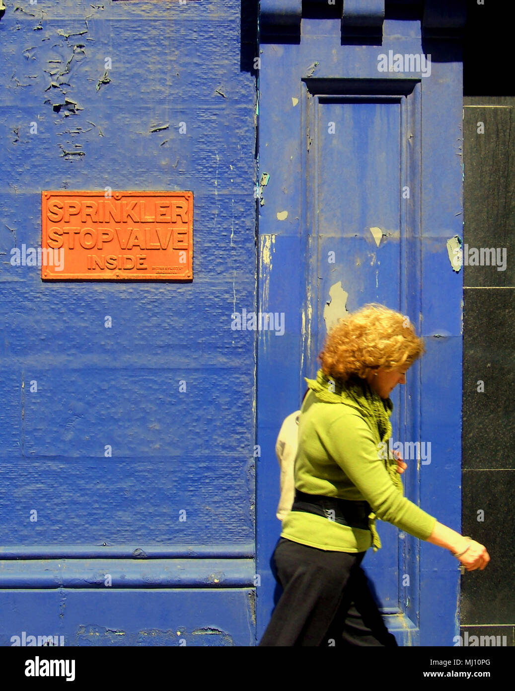 Sprinklerschutz stop Ventil im Inneren zeichen Orange auf Blau Gebäude Hintergrund Stockfoto