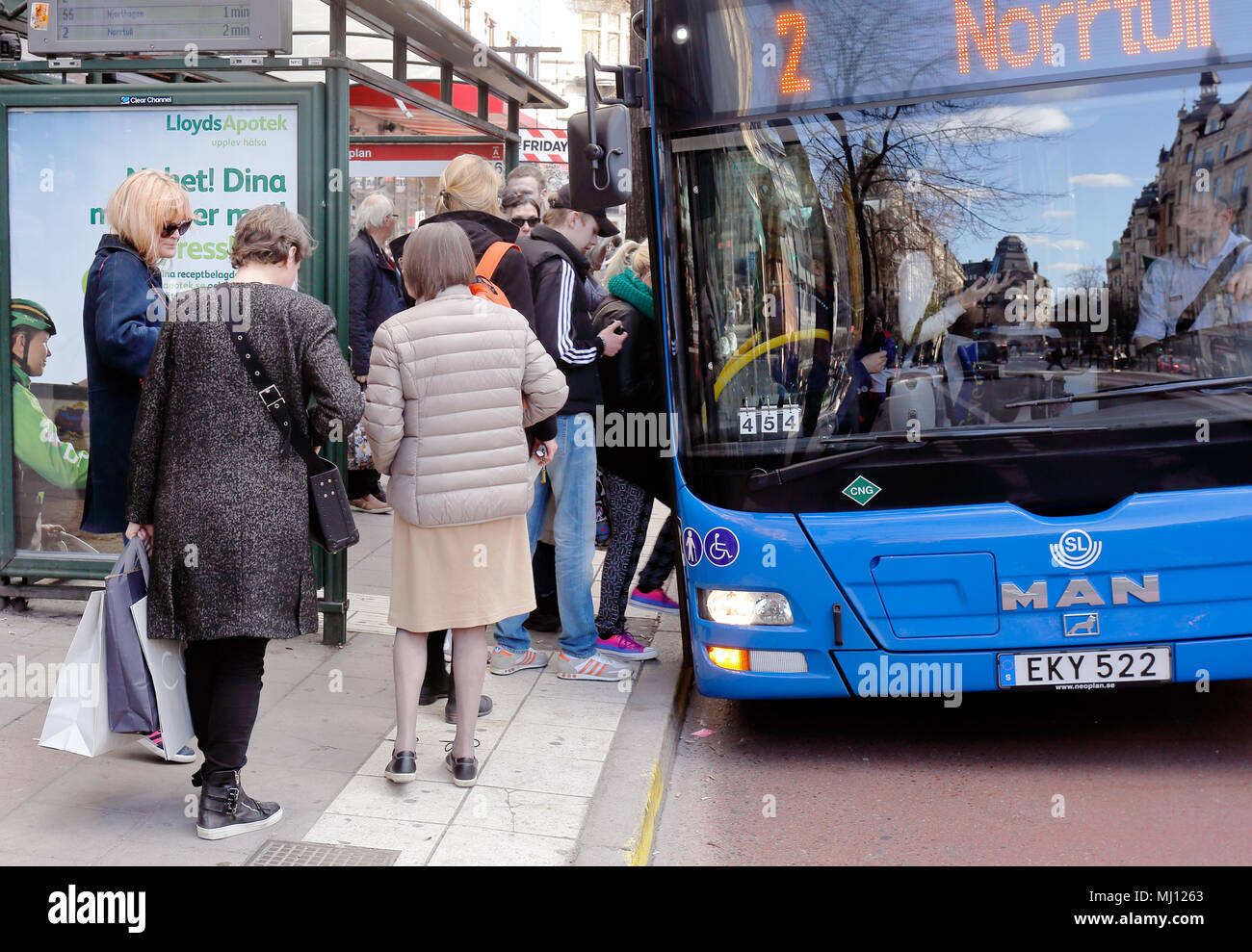 Stockholm, Schweden - 21 April 2015: Eine blaue M.A. ein Stadtbus der Linie 2 mit Ziel Norrtull in die Bushaltestelle Stureplan wenn Wartezeiten peo gestoppt hat Stockfoto