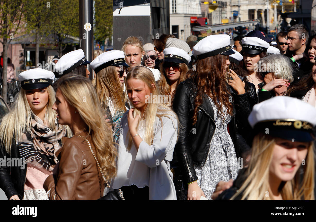 Stockholm, Schweden, 30. April 2015: Eine Gruppe von Studenten in Stockholm, die traditionelle Graduation caps während Valborg Holliday. Stockfoto