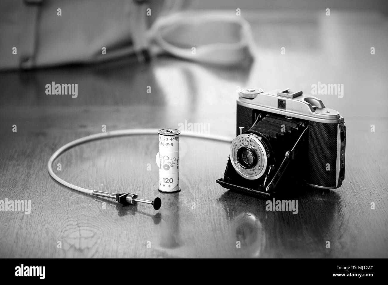 Ein G.B. Kershaw 110 Kamera mit 120 Film plus eine Rolle von 120 Film und ein Kabel lösen. Stockfoto
