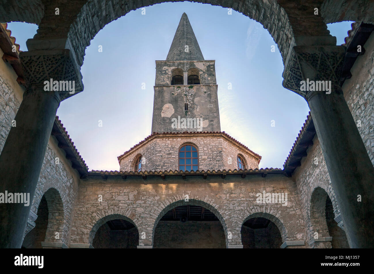 Porec, Kroatien - Glockenturm der Euphrasius-basilika (Kathedrale Basilika der Himmelfahrt Mariens) aus dem 6. Jahrhundert, UNESCO-Welterbe Stockfoto