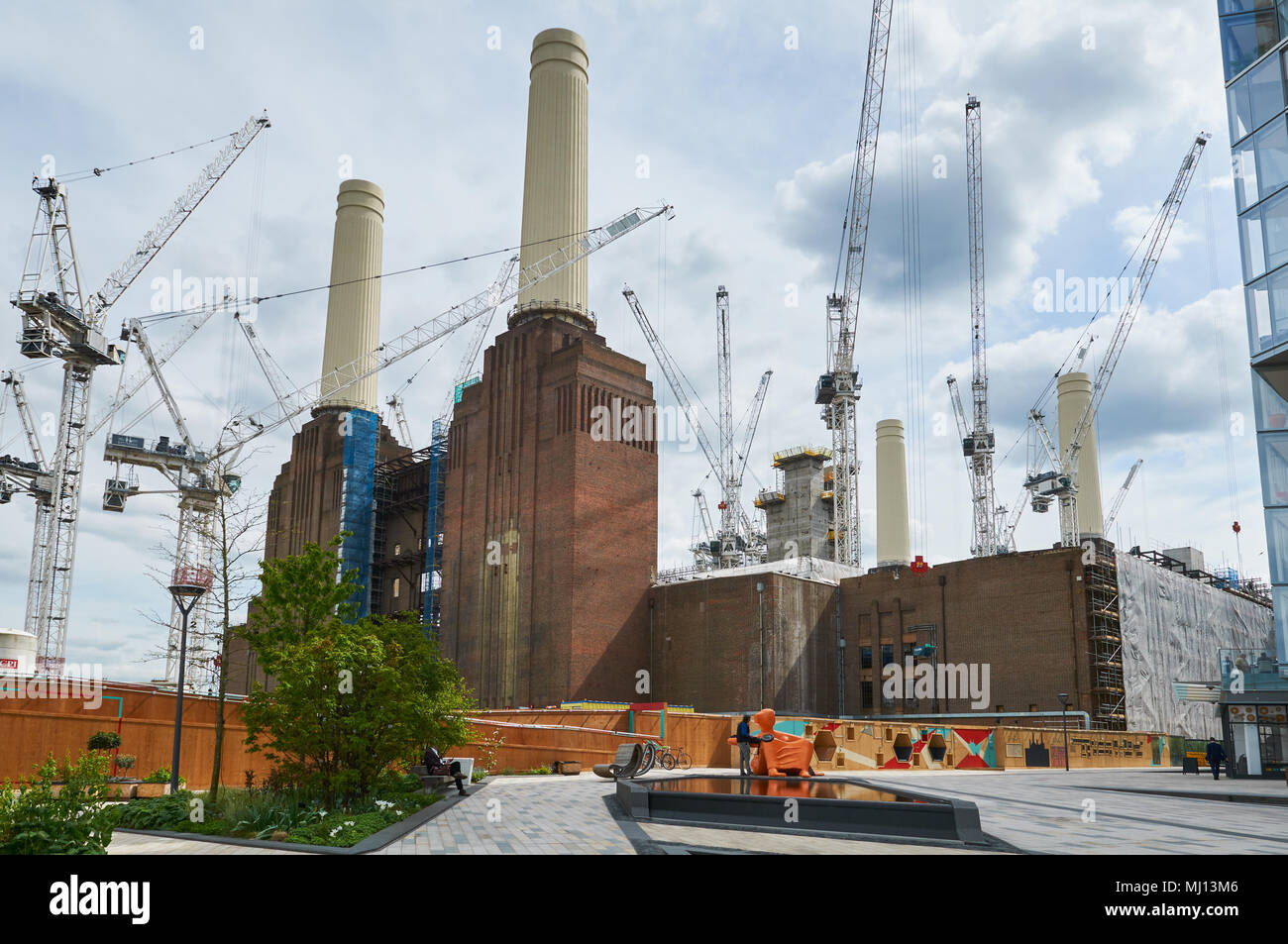 Battersea Power Station, die sich einer Sanierung, vom Riverside gesehen zu Fuß Stockfoto