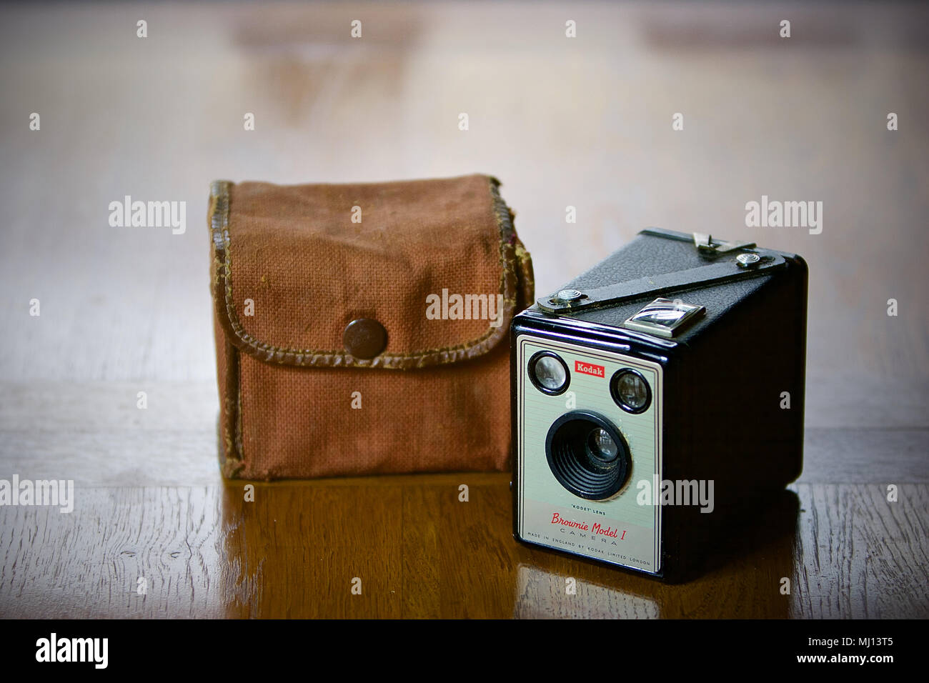 Eine Kodak Brownie Modell 1 Kamera und Tragetasche. Stockfoto