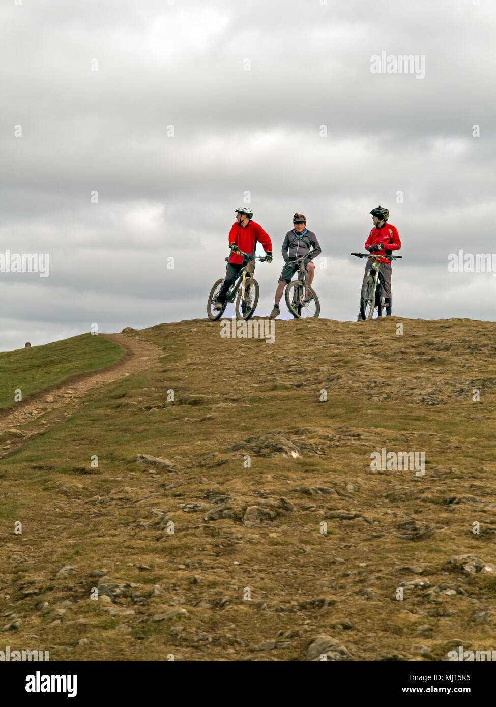 Männer männliche off road Mountain bike Reiter tragen Velohelme ruhen Sie sich beim Reiten den Grat entlang der Malvern Hills in Worcestershire England Großbritannien Stockfoto