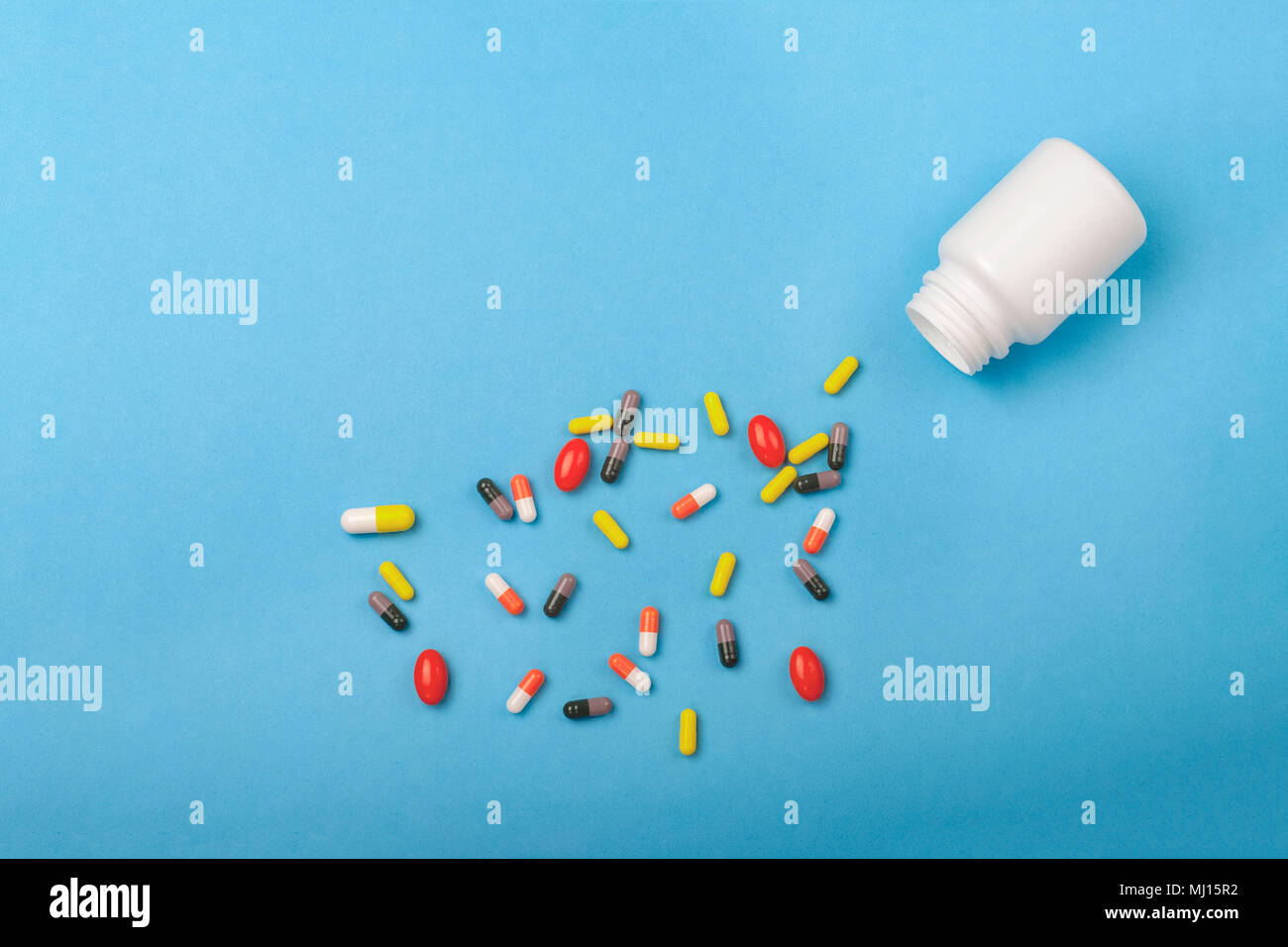 Medizin Flasche und Pillen closeup auf blauem Hintergrund. Gesundheit Apotheke Pharmakologie Konzept. Stockfoto