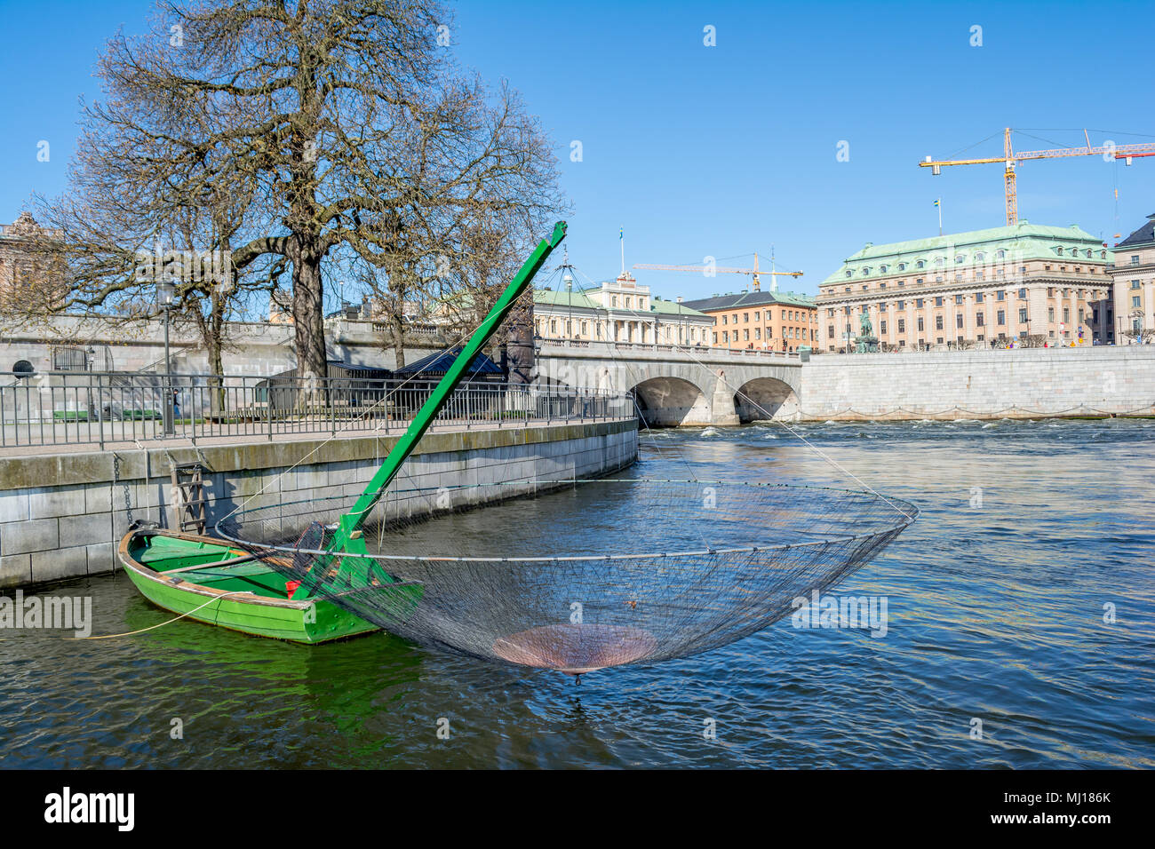 Fischernetz aus grüne Boot auf dem Fluss in Stockholm Schweden ausgesetzt Stockfoto