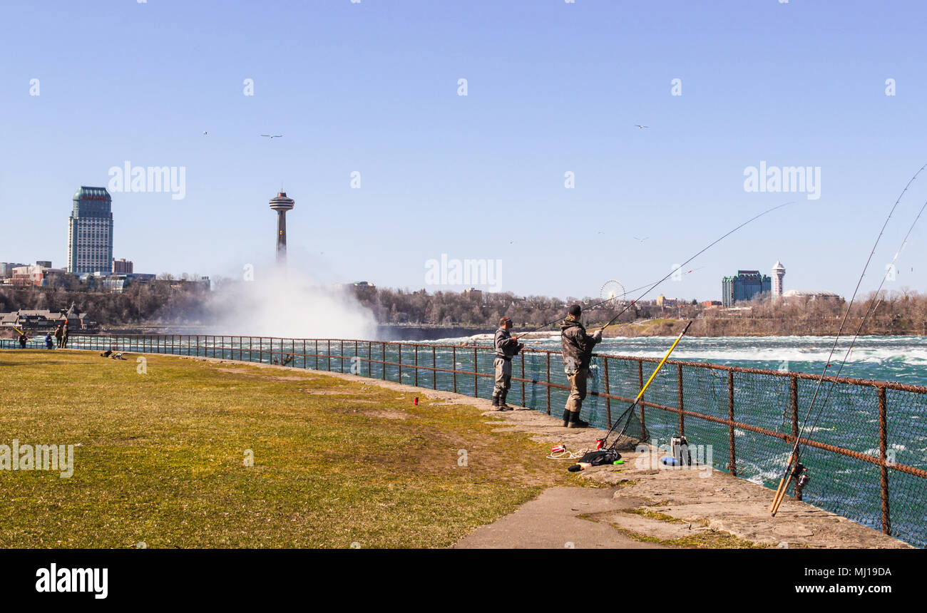 Die Fischer fischen in Niagara River in der Nähe von Horseshoe Fall, Ontario, Kanada Stockfoto