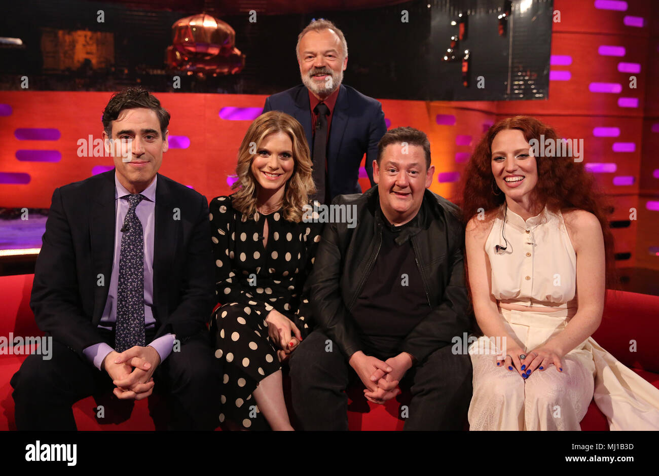 Host Graham Norton mit (von links nach rechts) Stephen Mangan, Emilia Fox, Johnny Vegas und Jess Glynne während der Dreharbeiten für die Graham Norton Show auf BBC Studioworks in London, auf BBC One am Freitag Abend gelüftet zu werden sitzt. Stockfoto