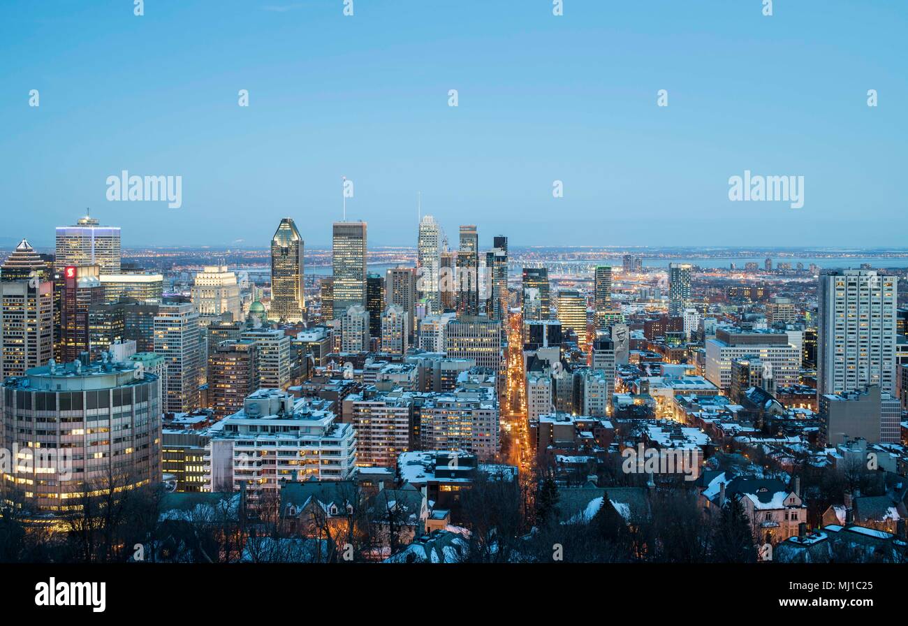 Blick auf die Innenstadt von Montreal in der Dämmerung, vom Gipfel des Mont Royal, in Montreal, Kanada fotografiert. Stockfoto