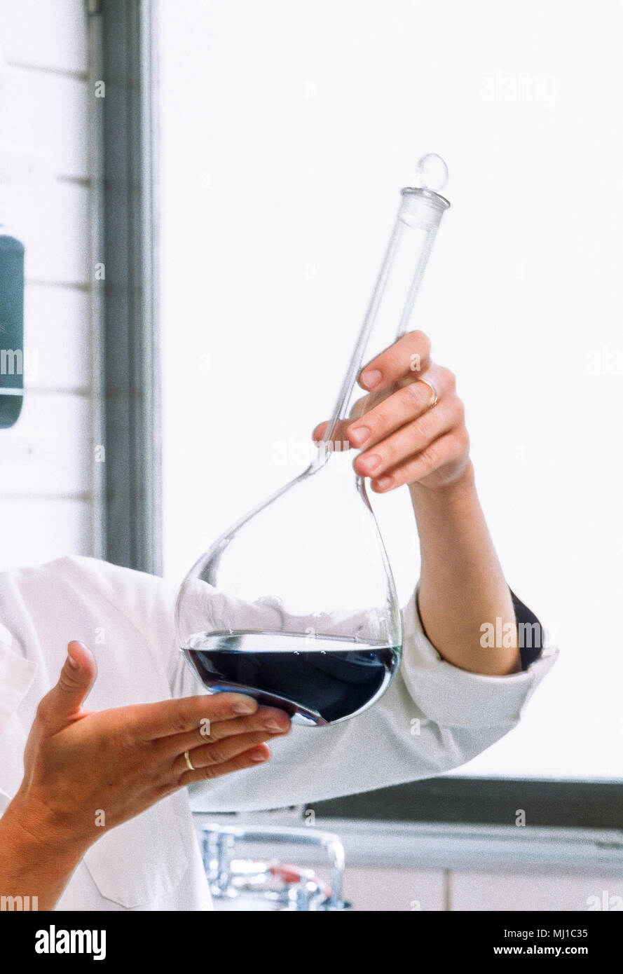 Hände, die in einem Test und Analyse labratory Stockfoto