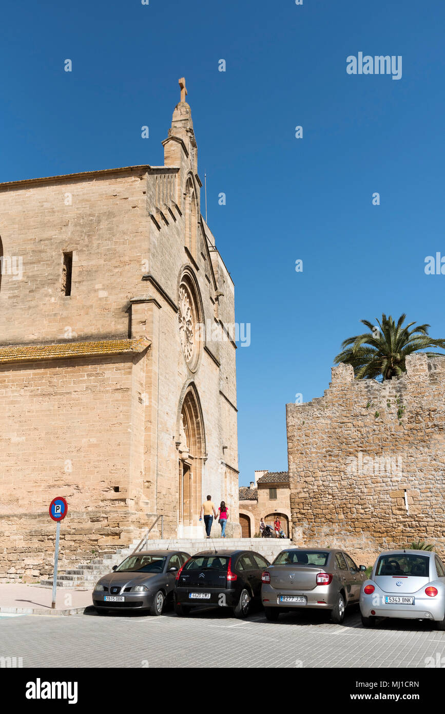 Alcudia, Mallorca, Spanien. 2018. Die Pfarrkirche Sant Jaume im neo-gotischen Stil, stammt aus dem Jahre 1893 im Zentrum von Alcudia. Stockfoto