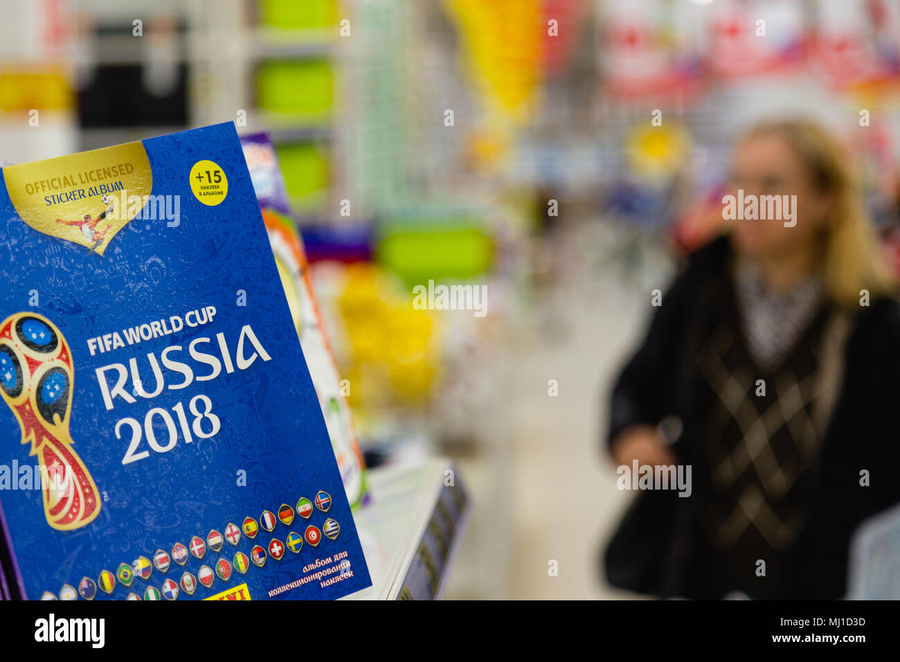 Moskau, Russland - 27. April 2018: Offizielle Album für Aufkleber auf die Wm auf dem Schelf der Auchan Supermarkt gewidmet mit den Symbolen des Stockfoto