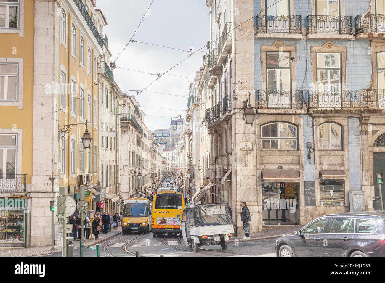 1. März 2018: Lissabon, Portugal - Verkehr in einer belebten Straße, Rua da conceicao, in der zentralen Stadt. Stockfoto