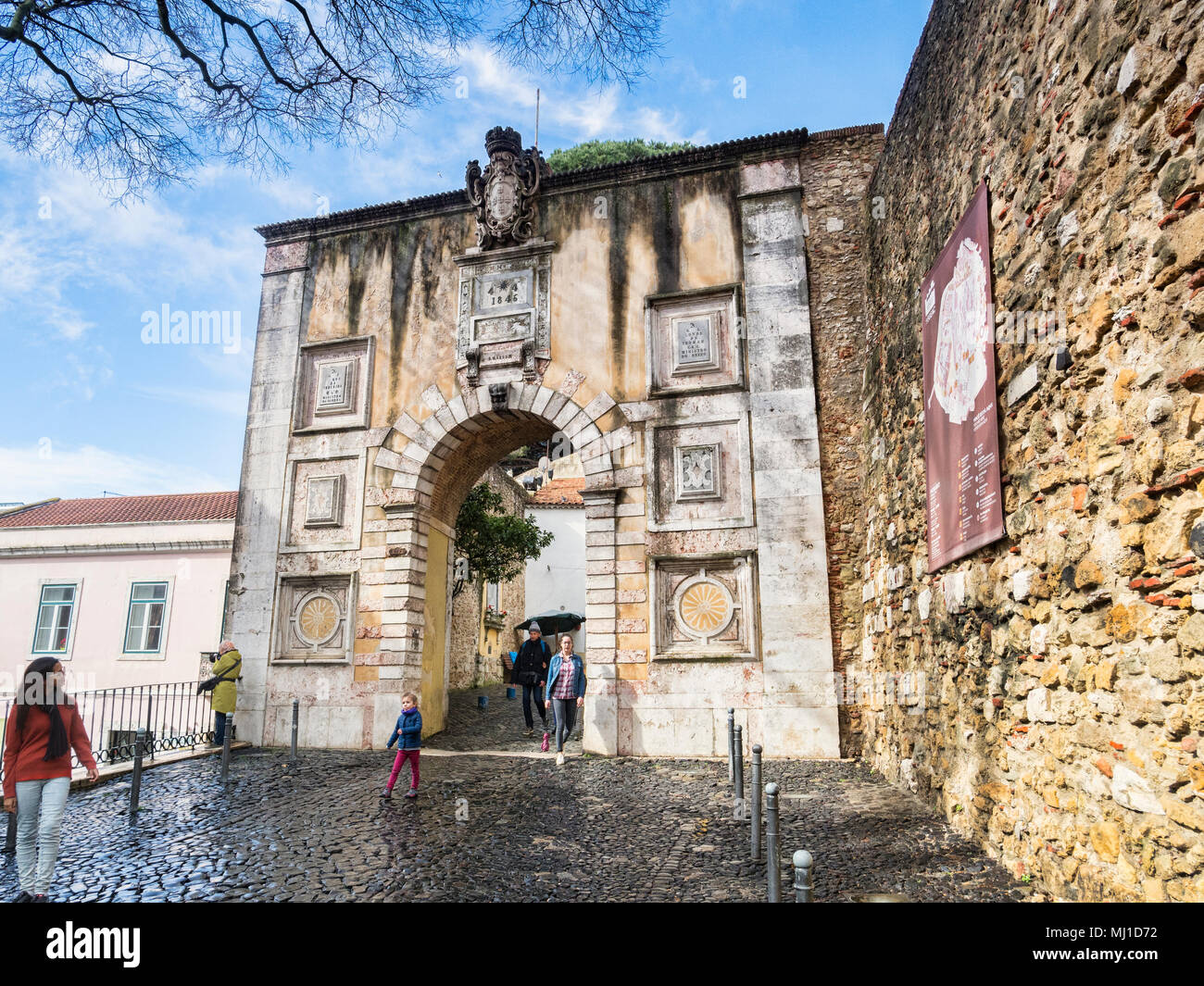 1. März 2018: Lissabon, Portugal - Der Eingang zur Burg von St George, datiert 1846, am ersten Tag des Frühlings. Stockfoto