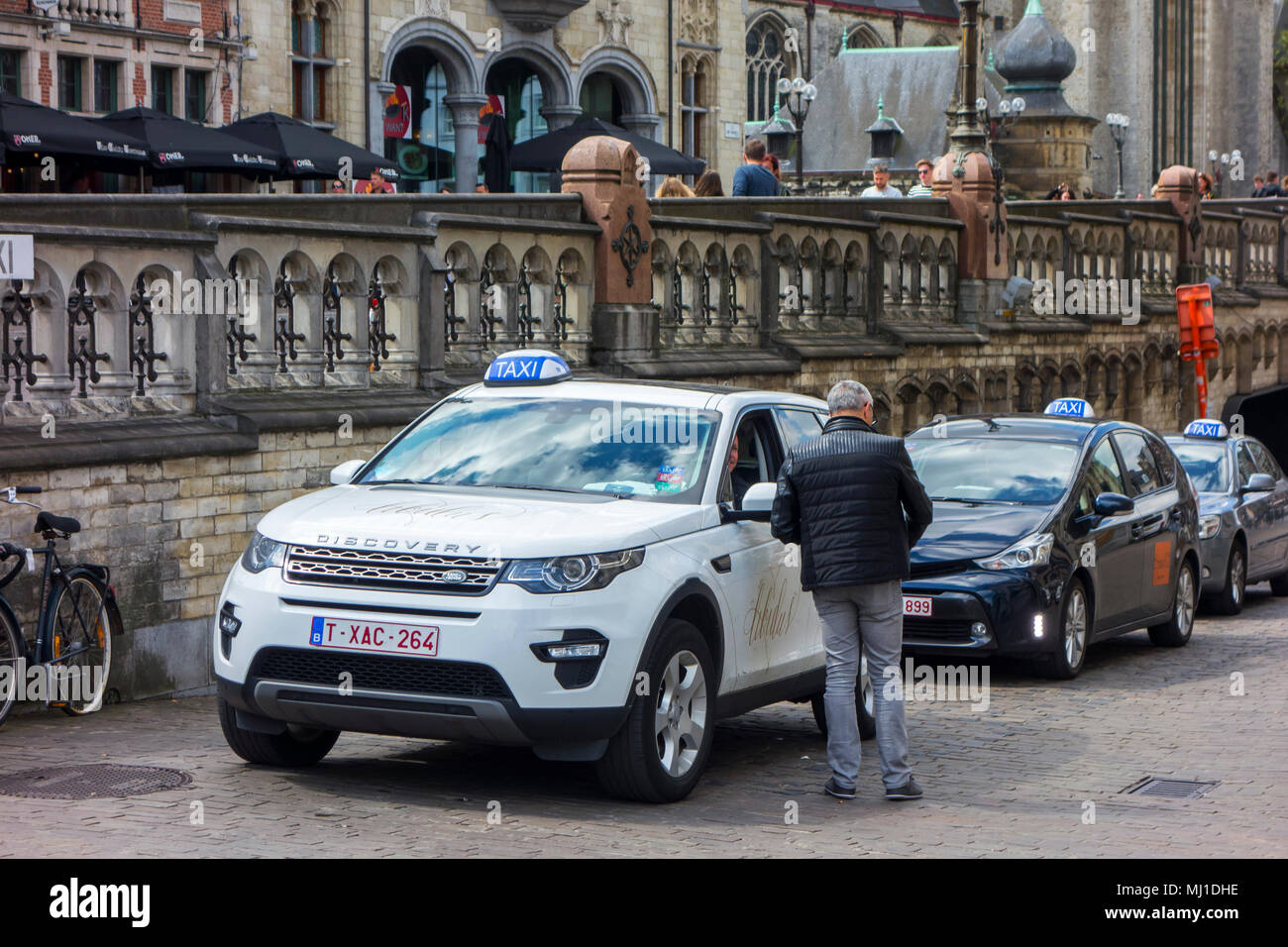Taxis für Kunden in der historischen Altstadt von Gent, Flandern, Belgien warten Stockfoto