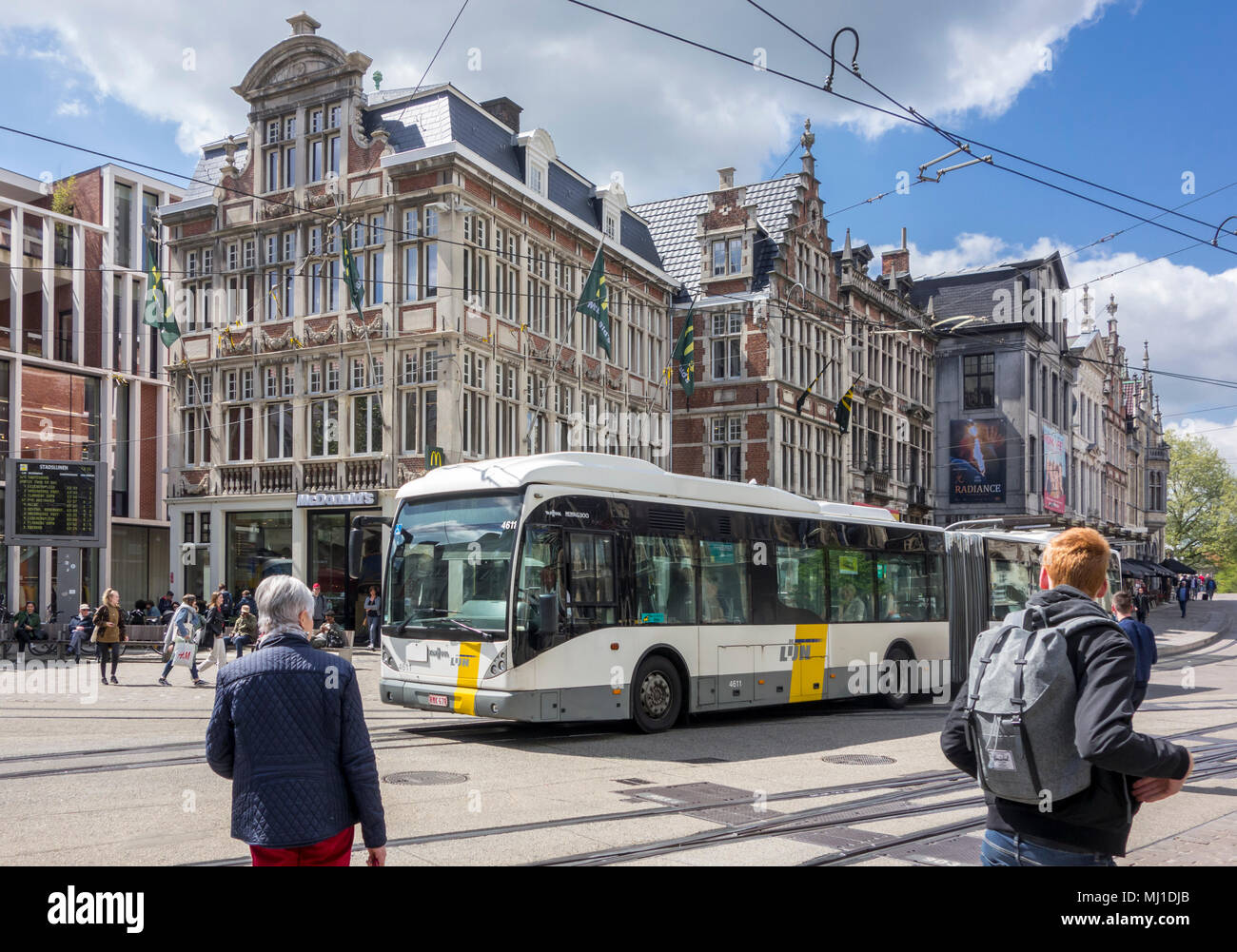 Mit dem Bus von De Lijn durch autofreie Zone in der historischen Altstadt von Gent, Flandern, Belgien fahren Stockfoto