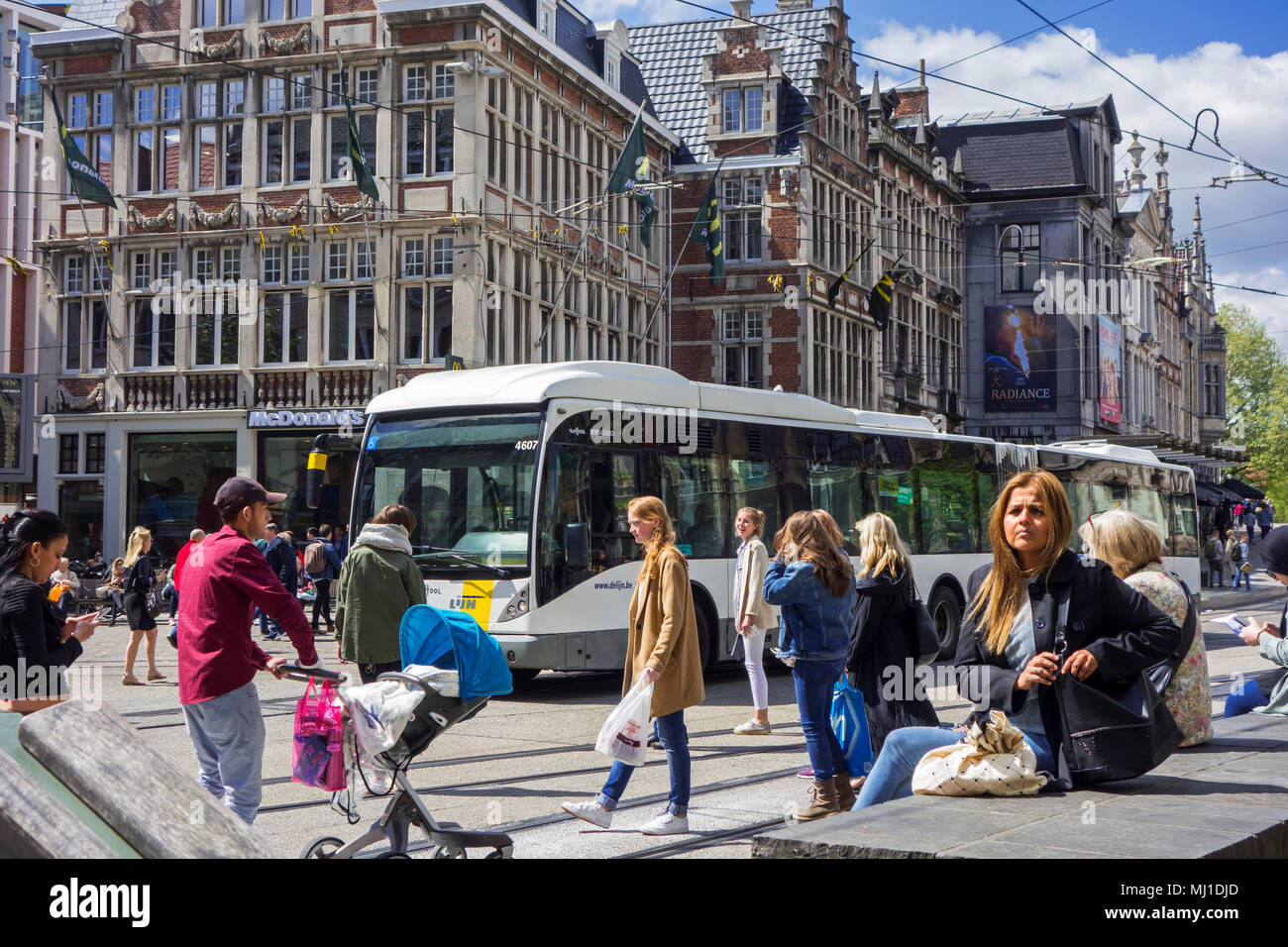 Mit dem Bus von De Lijn durch autofreie Zone in der historischen Altstadt von Gent, Flandern, Belgien fahren Stockfoto