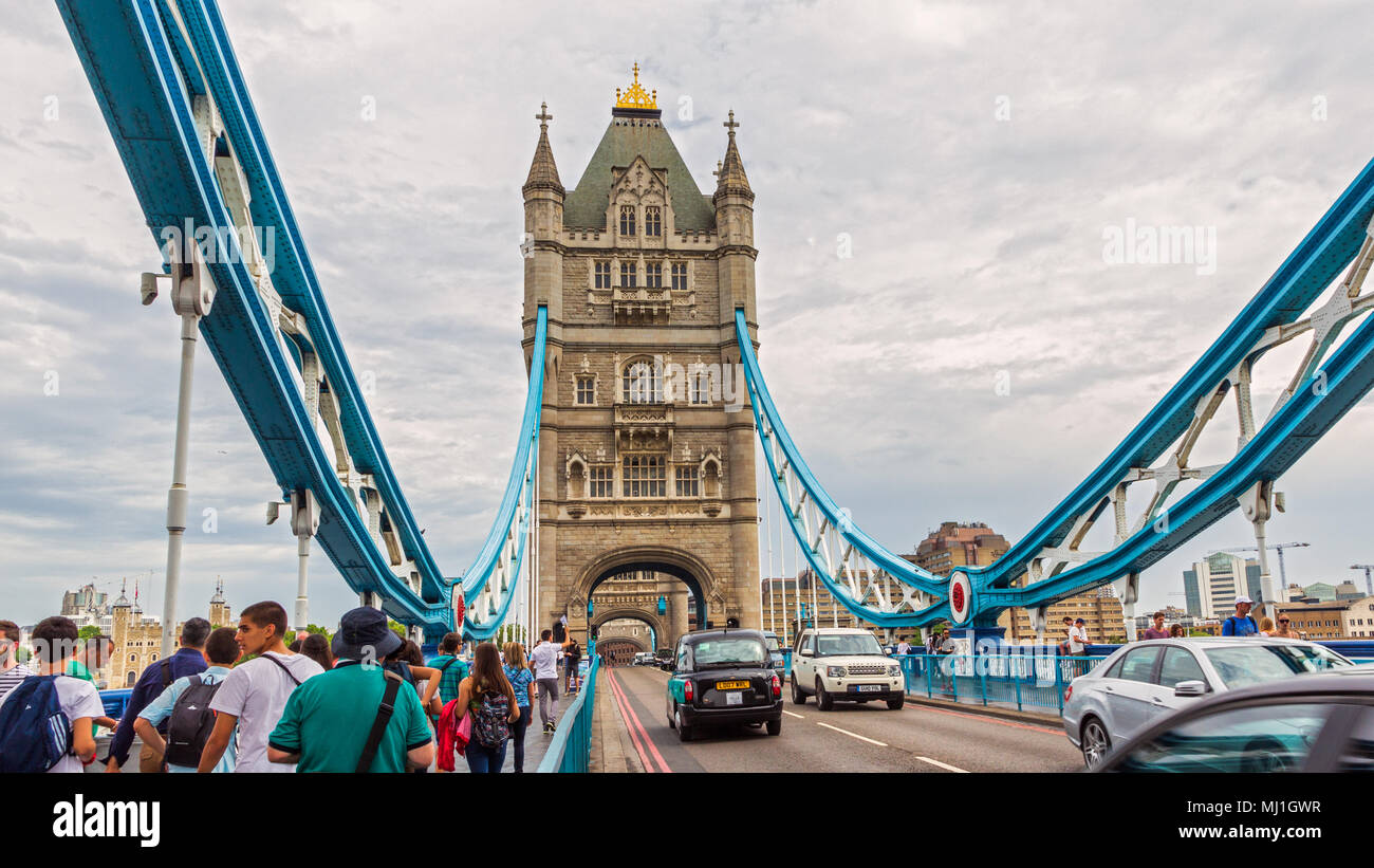 LONDON, GROSSBRITANNIEN - Apr 2, 2015: Menschen und Autos auf der Tower Bridge über die Themse, London Stockfoto