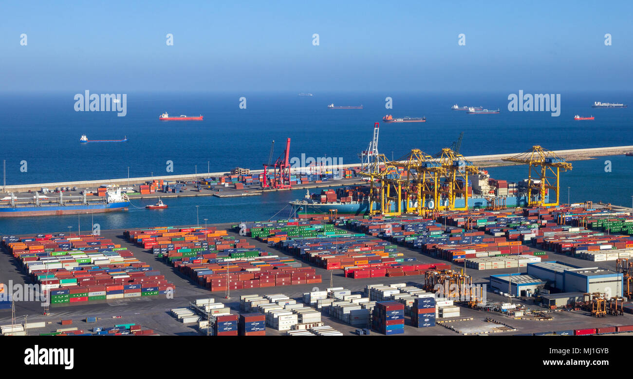 BARCELONA, SPANIEN - 21. MAI 2016: Schifffahrt im Hafen von Barcelona. Stockfoto