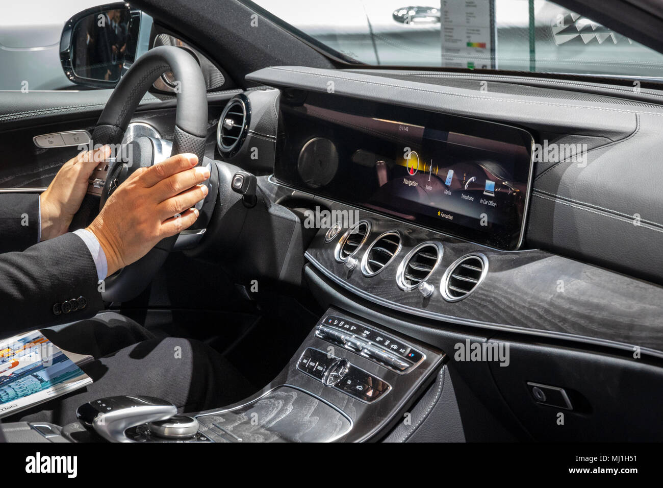 Genf, Schweiz - 7. MÄRZ 2018: Interieur dashboard Ansicht der neuen Mercedes -Benz E 300 Diesel Hybrid Auto auf dem 88. Genfer Automobilsalon Sh  Stockfotografie - Alamy