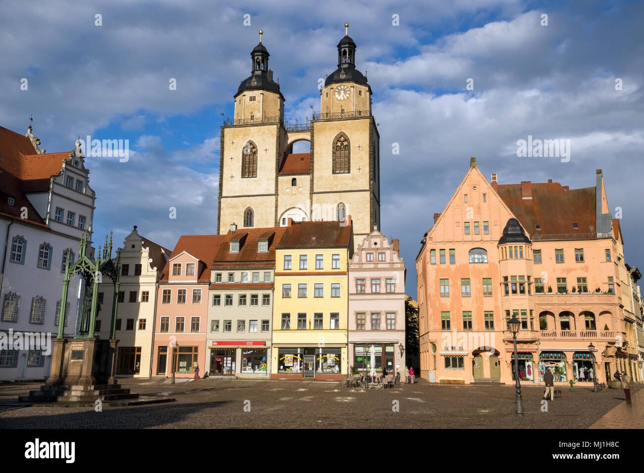 WITTENBERG, Deutschland - 26 April 2018: Blick auf den Marktplatz mit Rathaus und Stadtkirche Wittenberg in Lutherstadt Wittenberg Stadt, Saxeny-Anhal Stockfoto