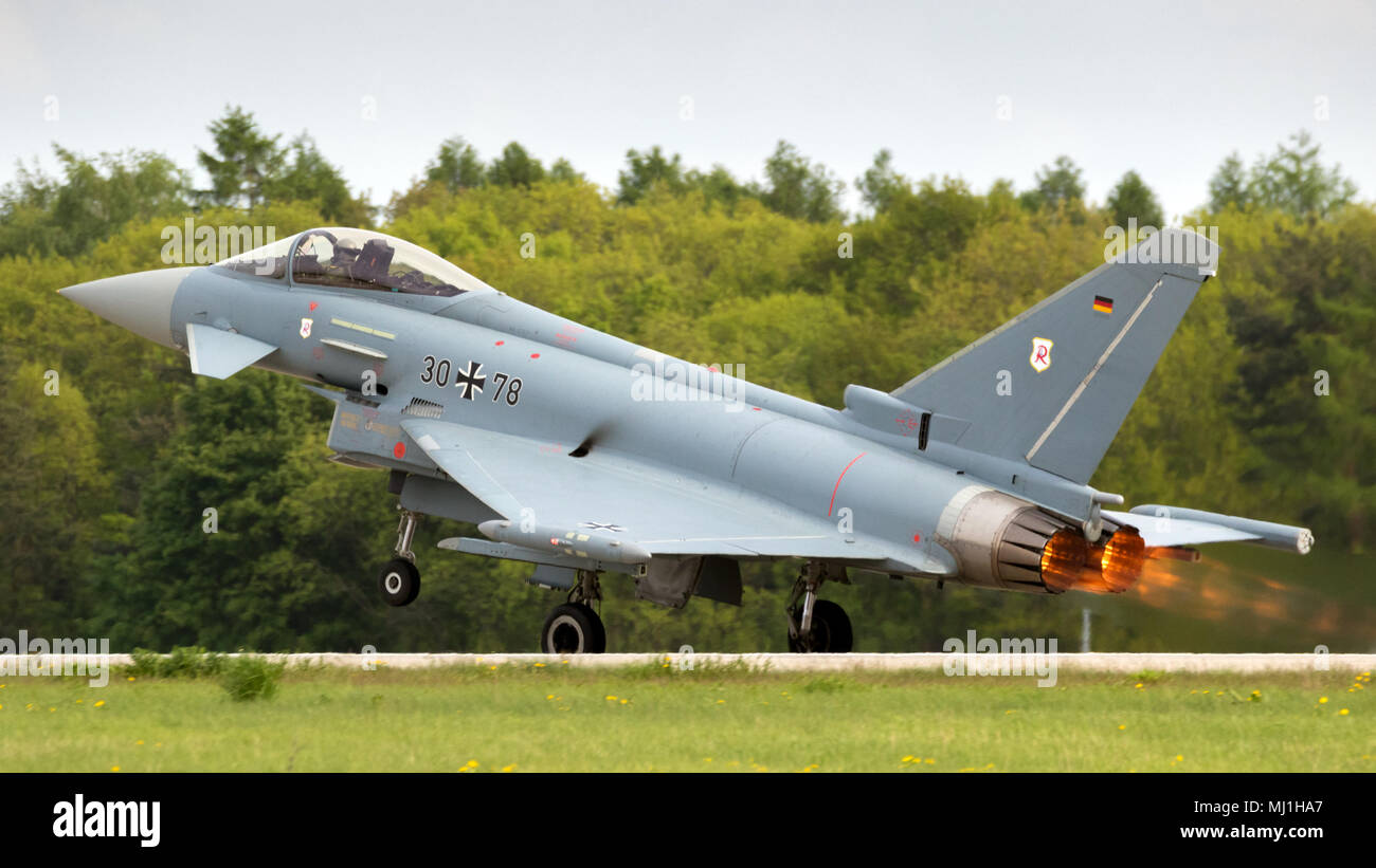 BERLIN - Apr 27, 2018: Die Deutsche Luftwaffe Eurofighter EF-2000 Typhoon Kampfjets, die während der ILA Berlin Air Show. Stockfoto