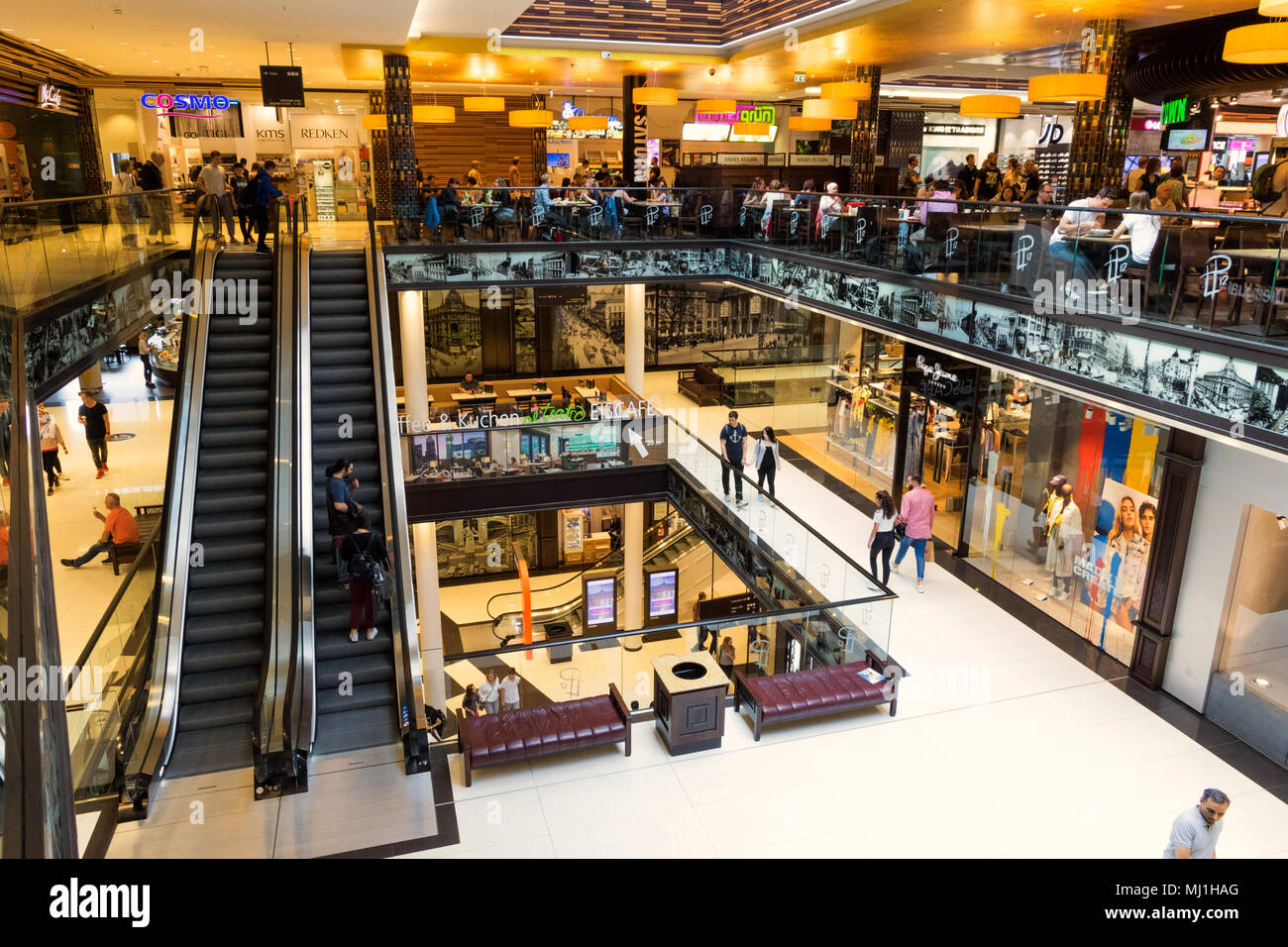 BERLIN - April 28, 2018: Innenansicht des neuen Mall von Berlin Einkaufszentrum am Leipziger Platz. Die Mall ist mit verschiedenen Einkaufsmöglichkeiten auf vier Stockfoto