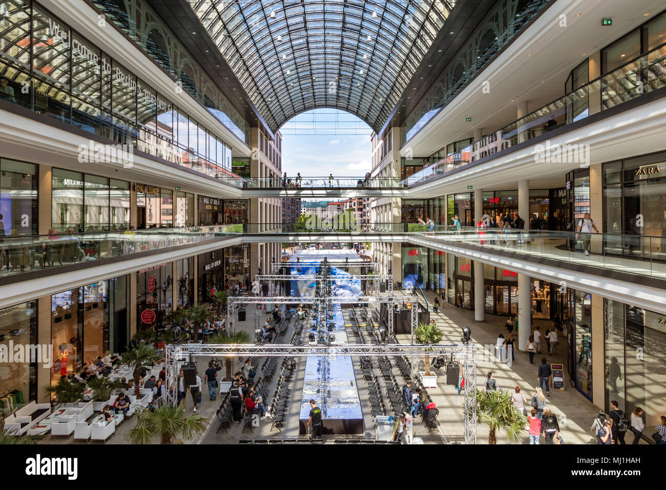 BERLIN, DEUTSCHLAND - 28. APRIL 2018: Innenansicht des neuen Mall von ...