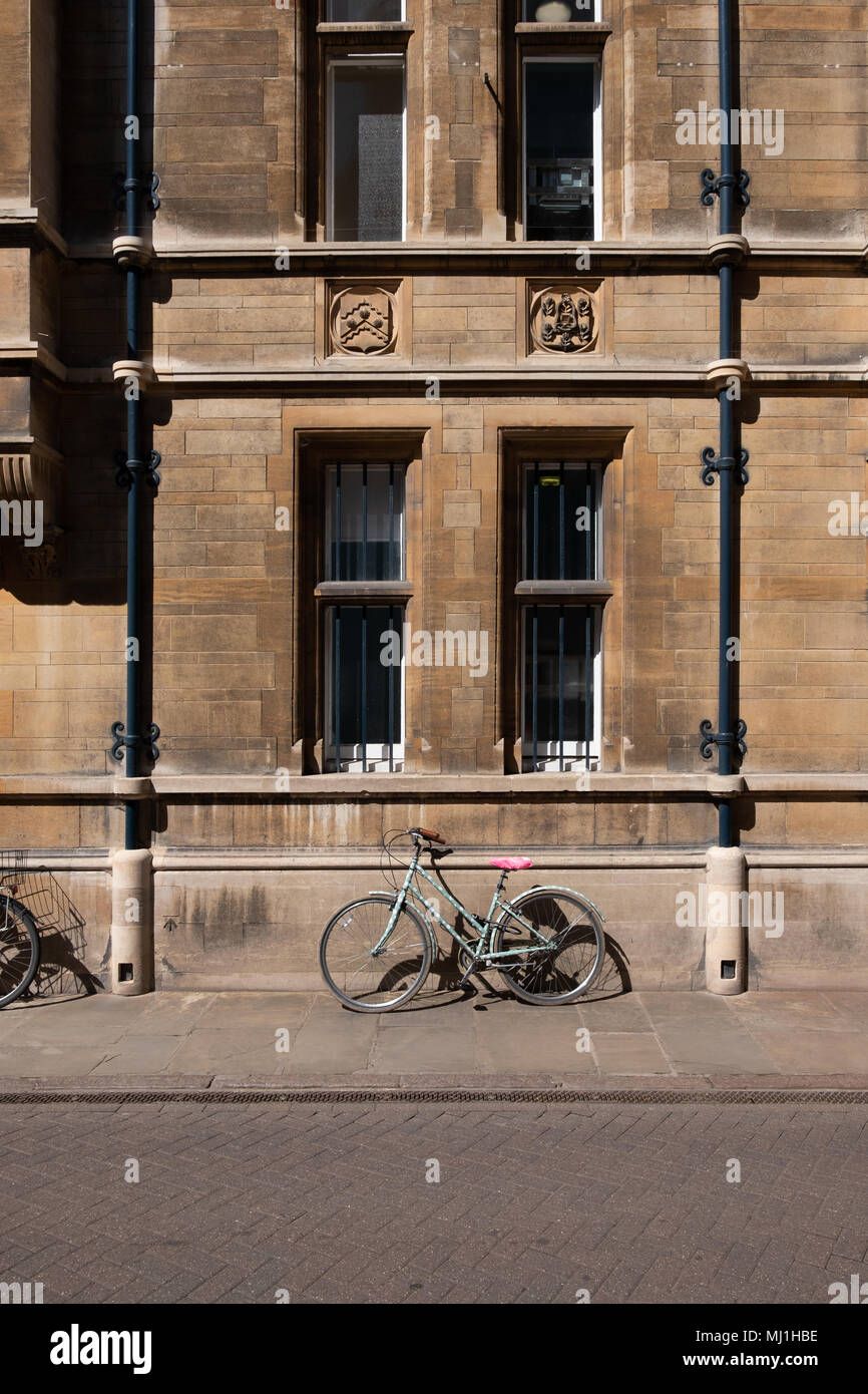 Fahrrad außerhalb einer Cambridge College geparkt. Stockfoto