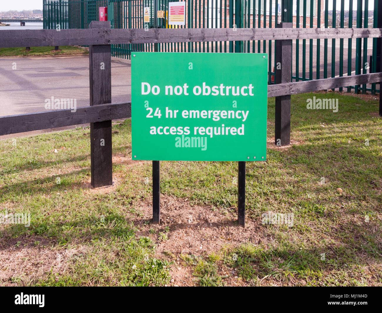 Grünes Schild nicht behindern, 24-Std.-Notruf erforderlich, Essex, England, Großbritannien Stockfoto