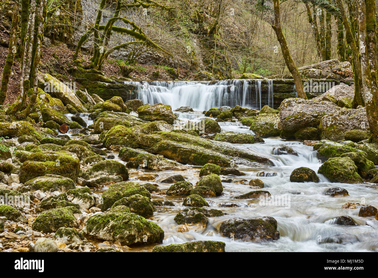 Wasser läuft in den Fluss in der Nähe der Kaskaden du Hérisson Jura Frankreich Stockfoto