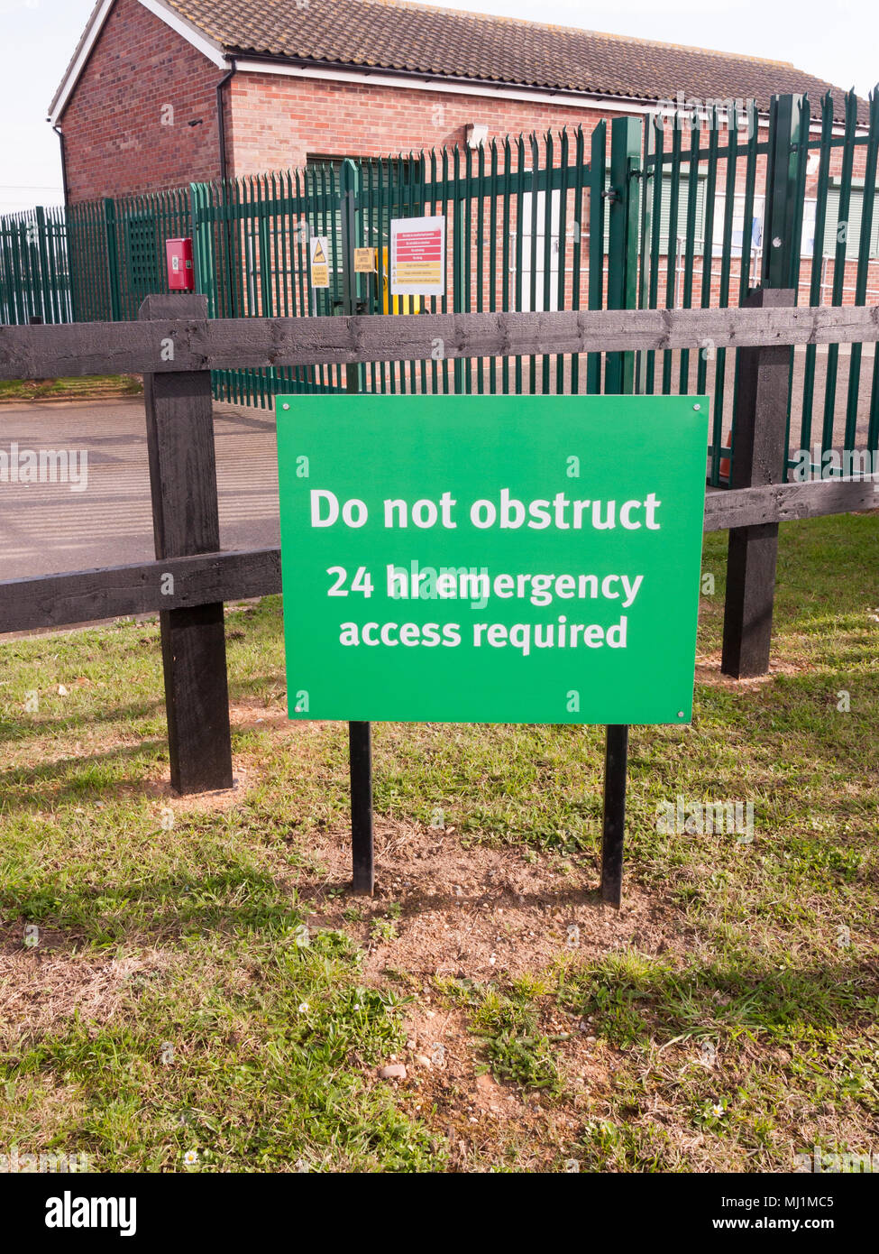 Grünes Schild nicht behindern, 24-Std.-Notruf erforderlich, Essex, England, Großbritannien Stockfoto