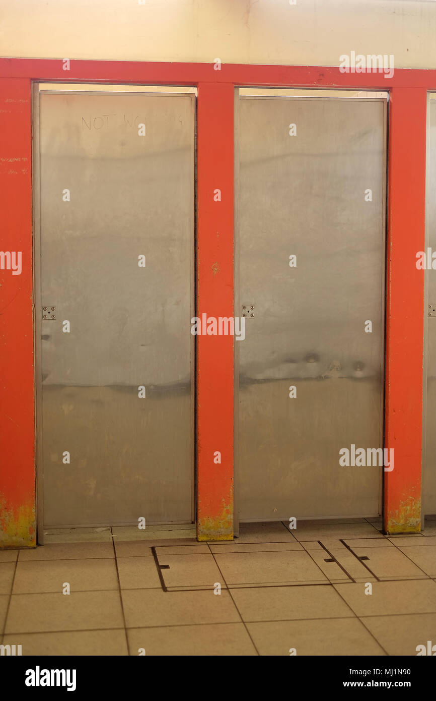 Mai 2018 - Stahl verchromt Türen zu öffentlichen Wc würfelförmige Türen Stockfoto