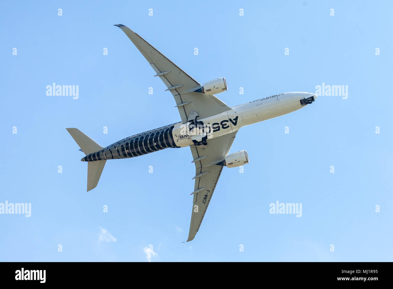 BERLIN/Deutschland - am 28. APRIL 2018: Airbus A350 XWB Flugzeug fliegt am Flughafen Berlin- Schönefeld. Der Airbus A350 XWB ist eine Familie von langfristigen, twin-e Stockfoto