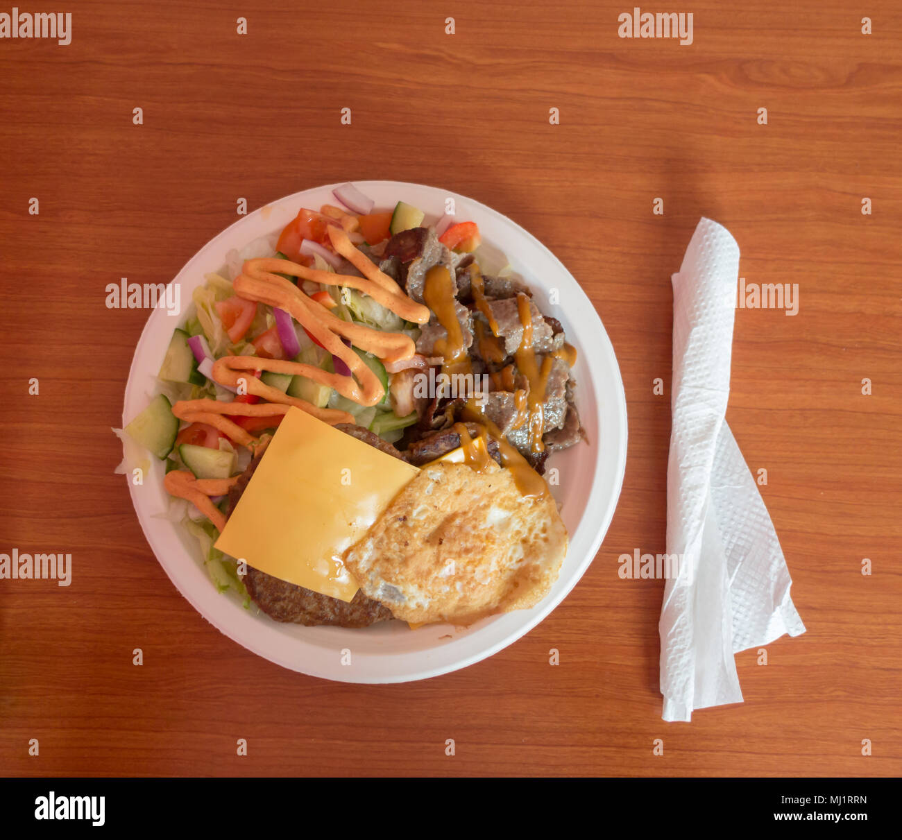 Einfaches Mittagessen Platte mit Kebab, Eier, Käse, Fleisch und Salat an ein preiswertes Restaurant serviert Stockfoto