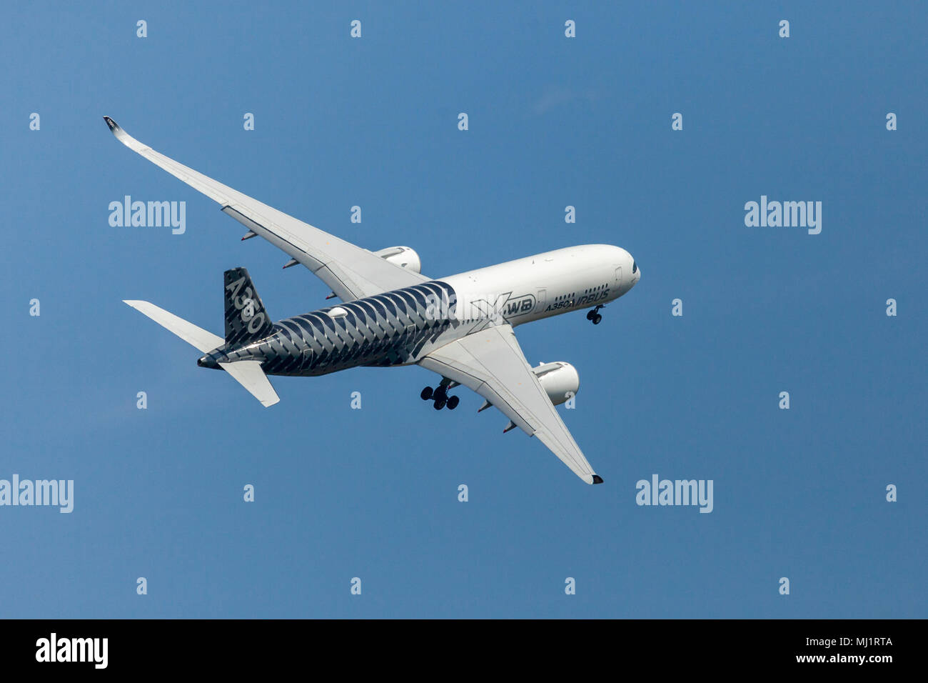 BERLIN/Deutschland - am 28. APRIL 2018: Airbus A350 XWB Flugzeug fliegt am Flughafen Berlin- Schönefeld. Der Airbus A350 XWB ist eine Familie von langfristigen, twin-e Stockfoto