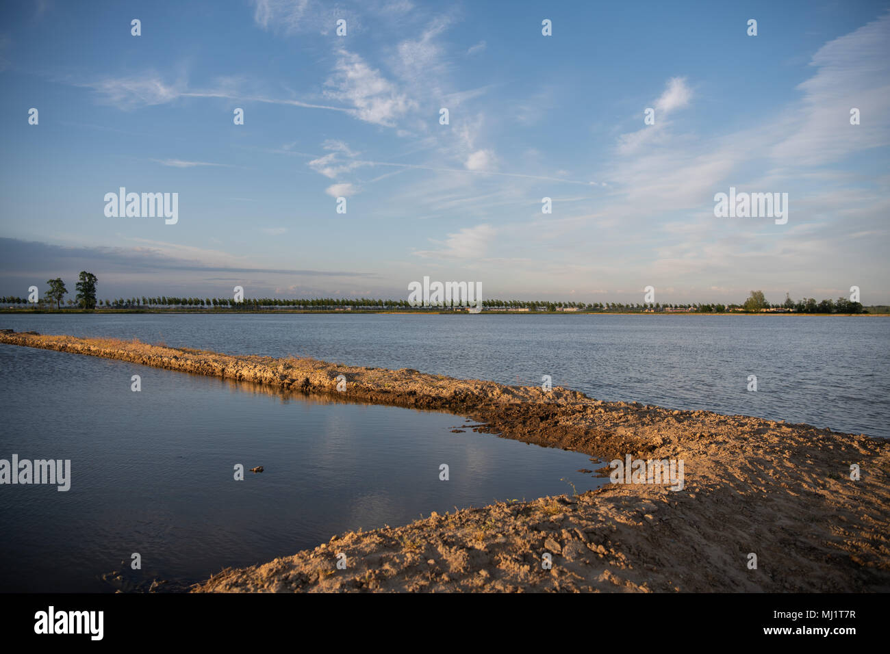 Aufteilung der überfluteten Reisfeldern in Piemont, Italien bei Sonnenuntergang Stockfoto