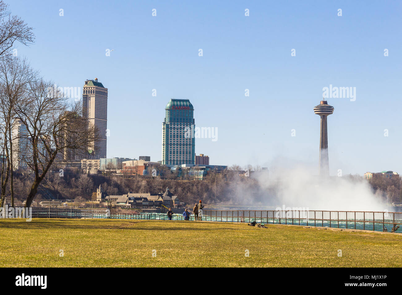 Niagara Falls' Skyline mit Skylon Tower und Fällt" Splash, Frühjahr, On, Kanada Stockfoto