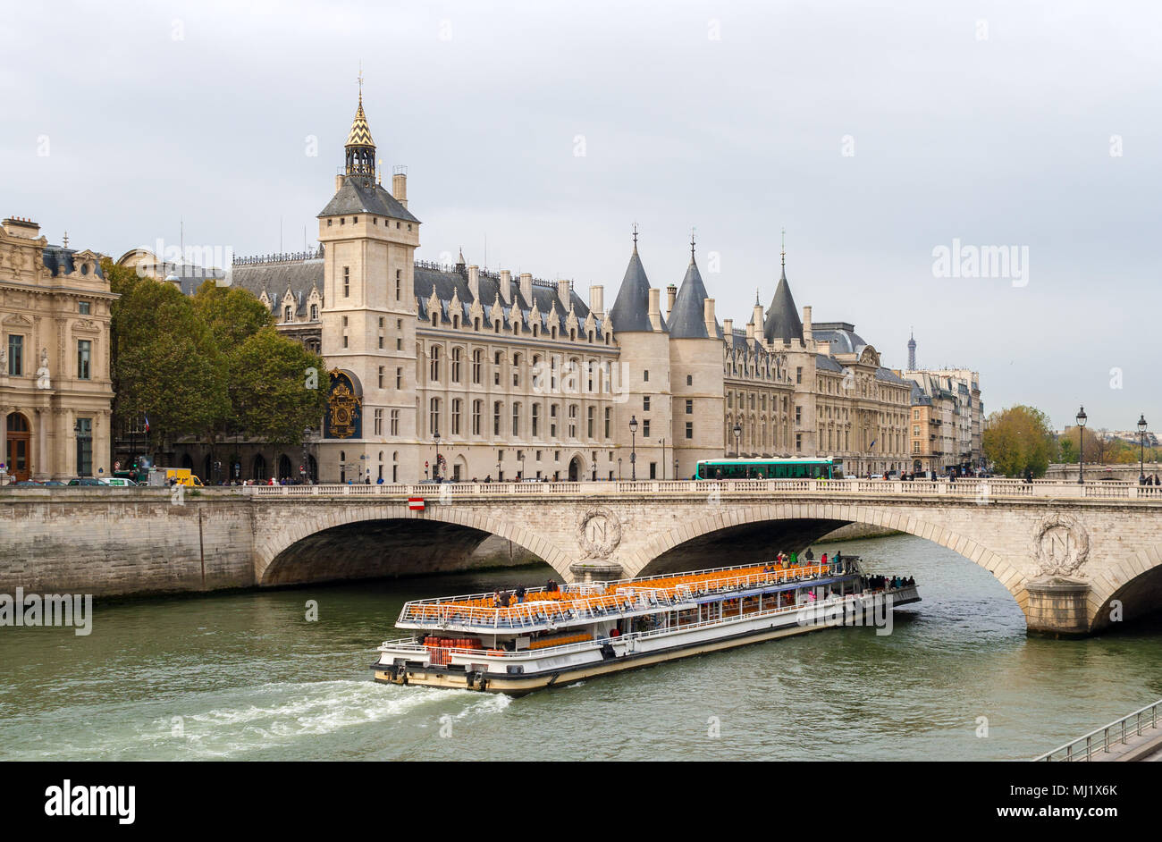 Ansicht der Conciergerie, Pont au Change und Ausflugsboot in Paris Stockfoto