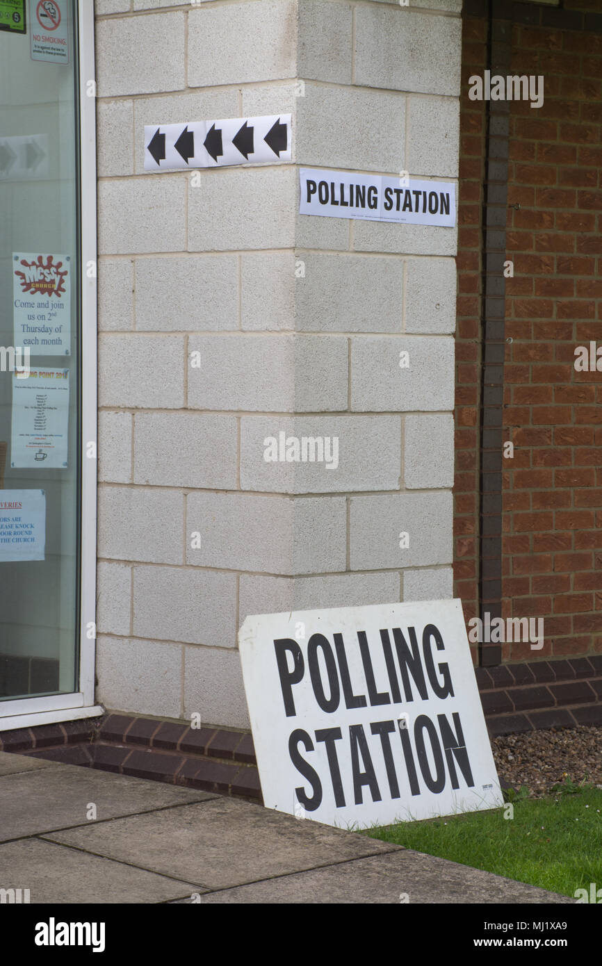 Äußere Zeichen ein Wahllokal für die Kommunalwahlen in England Stockfoto