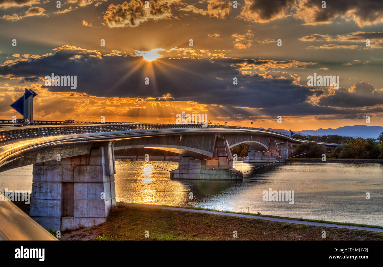 Pierre Pflimlin Autobahnbrücke über den Rhein zwischen Frankreich ein Stockfoto