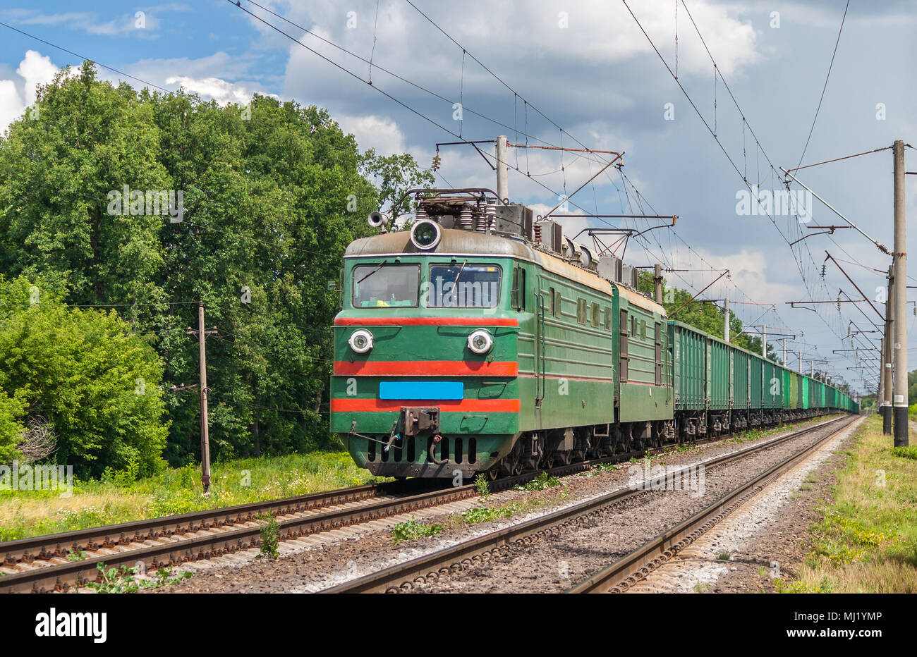 Güterzug mit E-Lok. Ukrainische Eisenbahnen Stockfoto