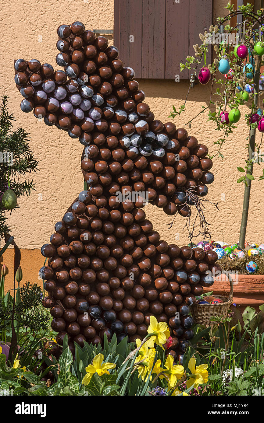Osterhase Figur aus Eier, Ostern Dekoration in einem Garten, Franken, Bayern, Deutschland Stockfotografie