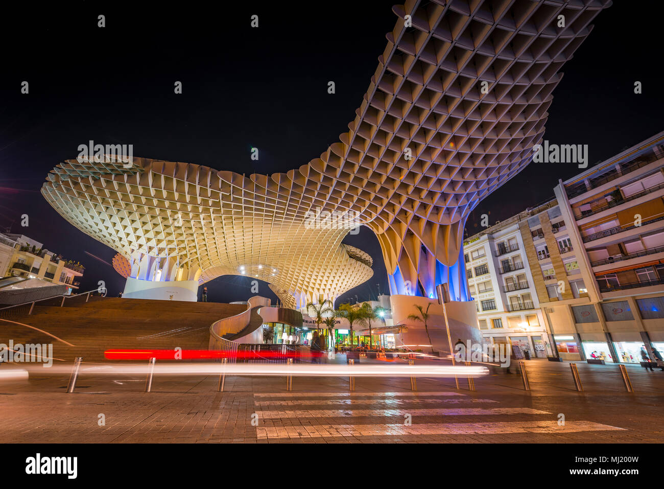 Moderne Architektur, Holz- struktur Metropol Parasol, beleuchtet, mit Spuren von Licht in der Nacht, Plaza de la Encarnacion Stockfoto