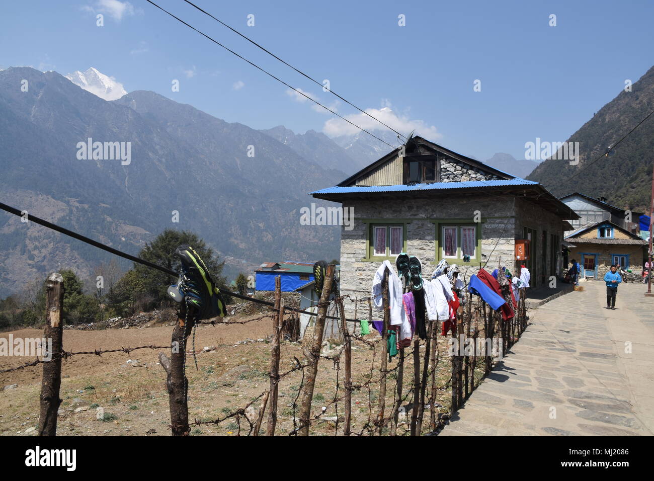 Lukla, Nepal - März 20, 2018 Kleidung trocknen auf einem Zaun in Lukla Stockfoto