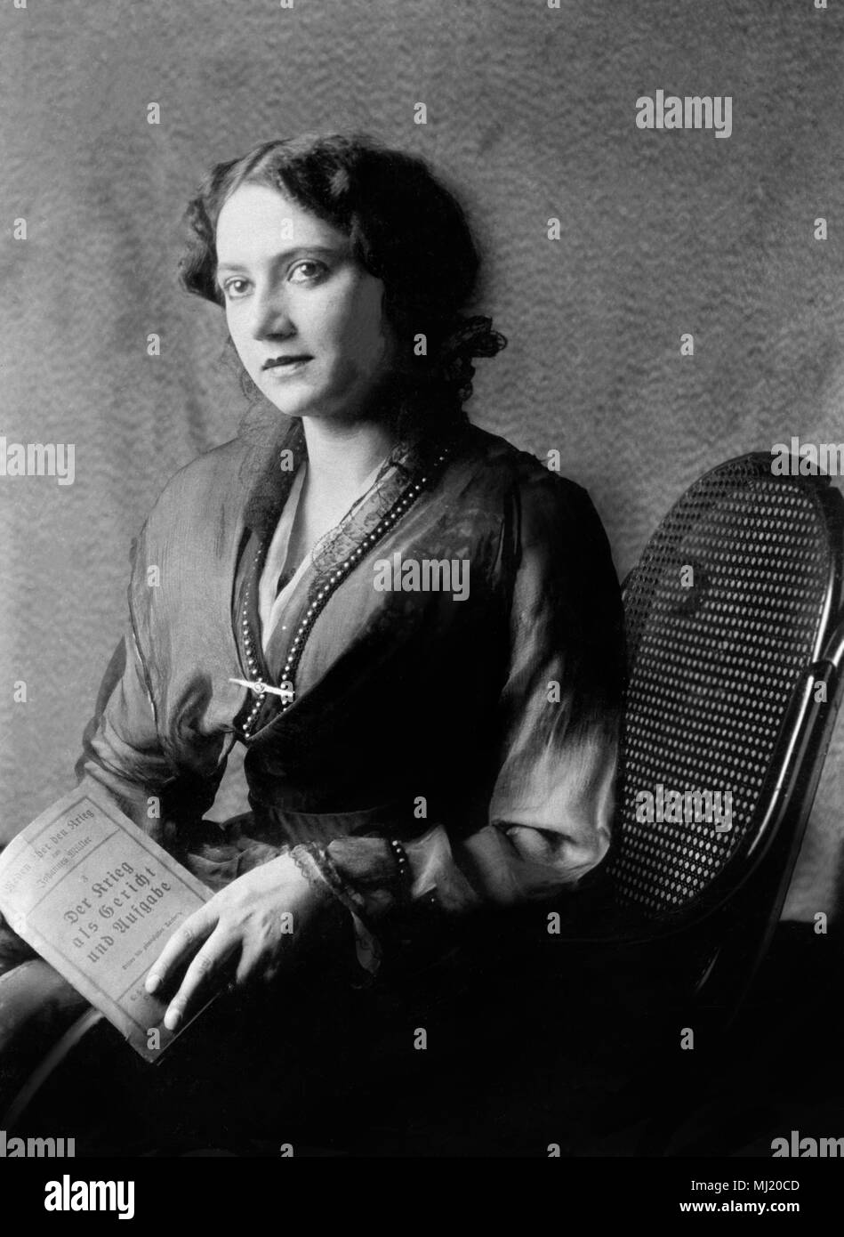 Junge Frau mit Buch beim Lesen Stuhl, Buchtitel "Der Krieg als Gericht und Aufgabe, Reden über den Krieg, 1915 Stockfoto