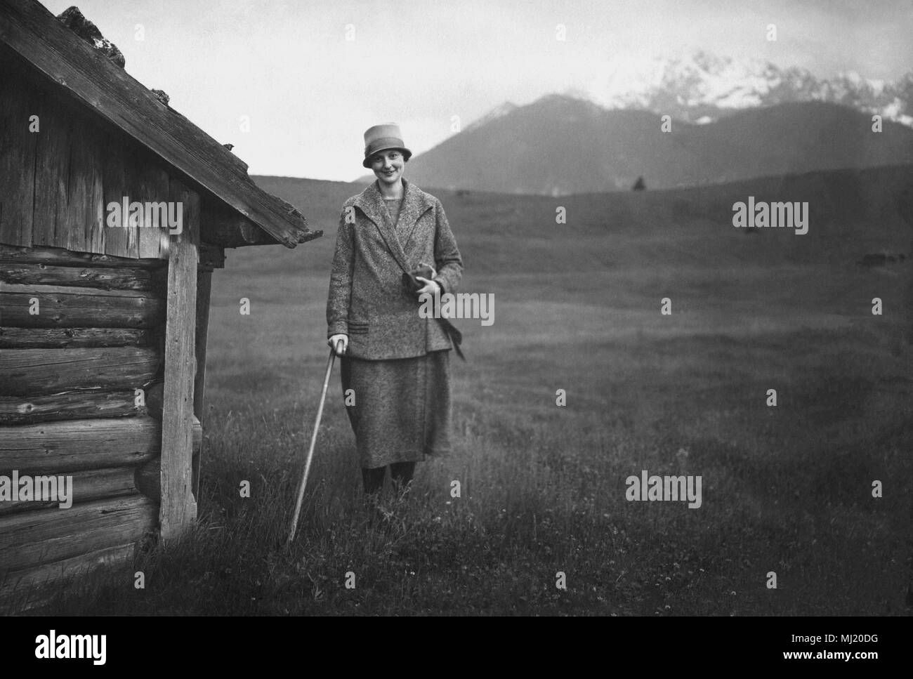 Urlaub, Frau mit Stock wandern in den Alpen, 1920er Jahre, Bayern, Deutschland Stockfoto